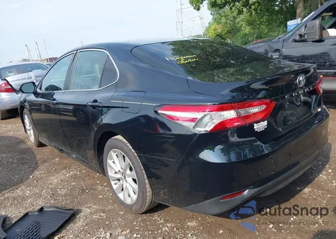 2018 Toyota Camry Le z USA, uszkodzony, nr VIN 4T1B11HK4JU058569